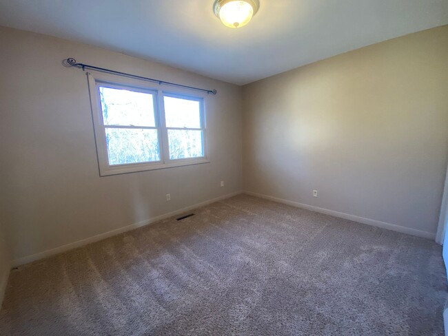 Building Photo - Spacious 2 Bedroom, 1.5 Bath Duplex for Rent!