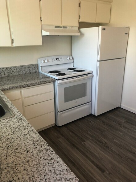 Building Photo - 620 Queen Ave SE