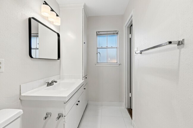 Building Photo - 6422 Burgoyne Dr.