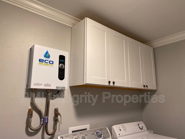 Building Photo - 7993 Greenlea Dr