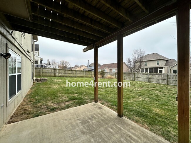 Building Photo - Beautiful Olathe Home, Updated Kitchen, Fe...