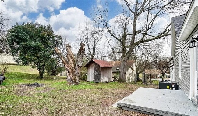 Building Photo - Welcome to this charming 3-bedroom, 2-bath...