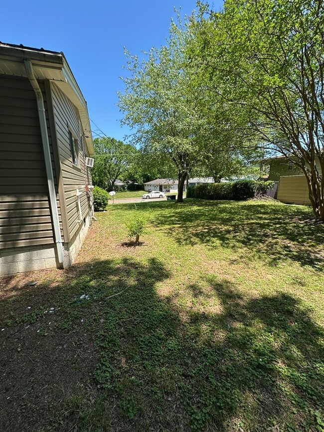 Building Photo - Cozy 2 Bed Room Rental with Large Yard & Easy Commute
