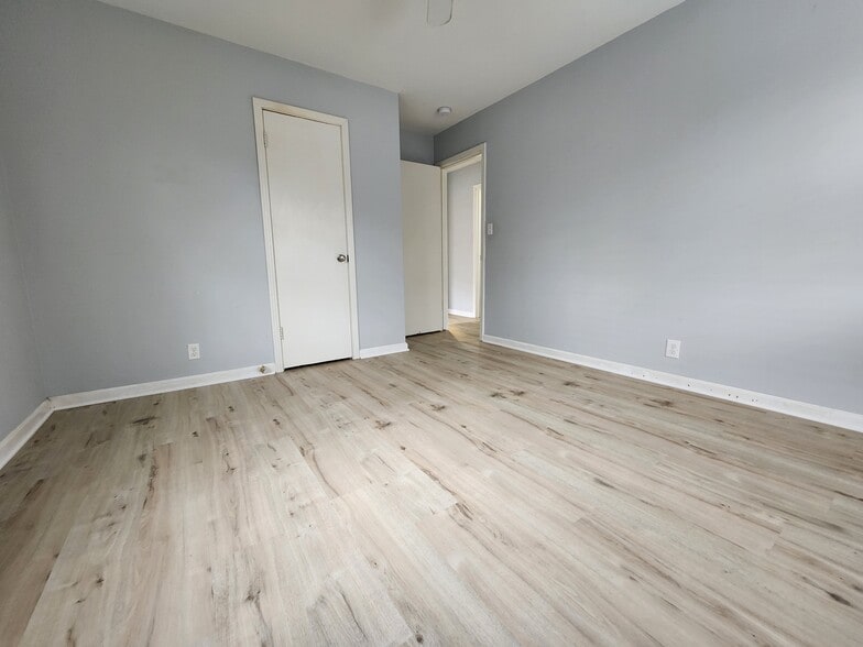 Bed 1 - 1411 Daniel St