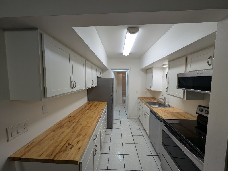 Building Photo - 1071 Lancaster Blvd