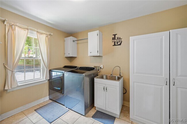 Building Photo - 8057 Beattiemill Dr