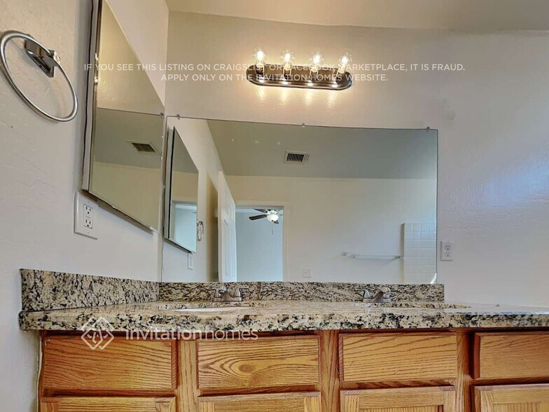 Building Photo - 11003 E Delta Ave