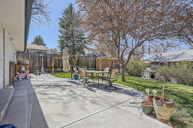 Building Photo - Available September! Charming House for rent in the Crest Club neighborhood!