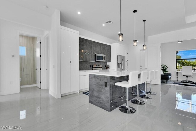 Building Photo - 4615 SW 18th Ave