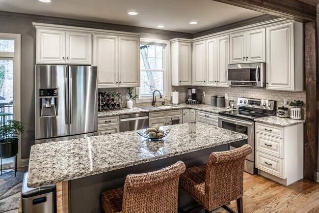 Building Photo - Stunning Custom Built Home in Ridgefields