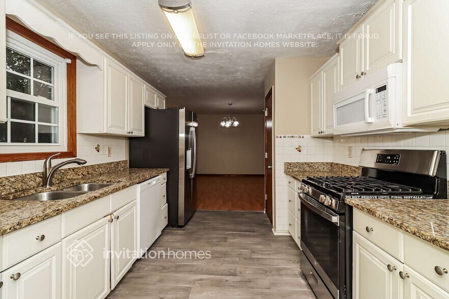 Building Photo - 3142 Country Lake Dr