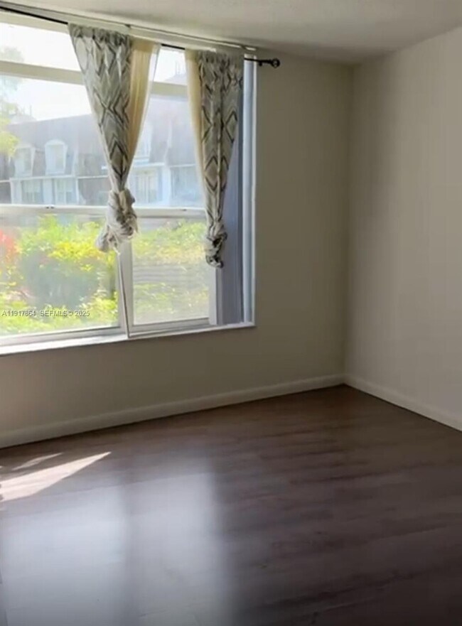 Building Photo - 3650 Inverrary Dr