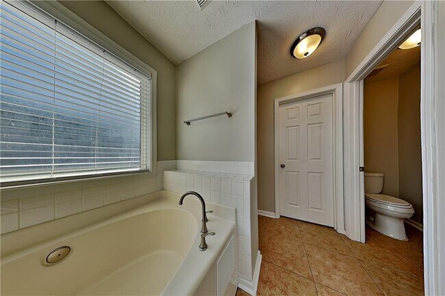 Building Photo - 917 Tucker Ln