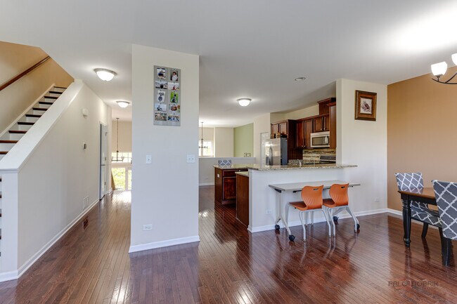 Building Photo - 533 Plaza Pl