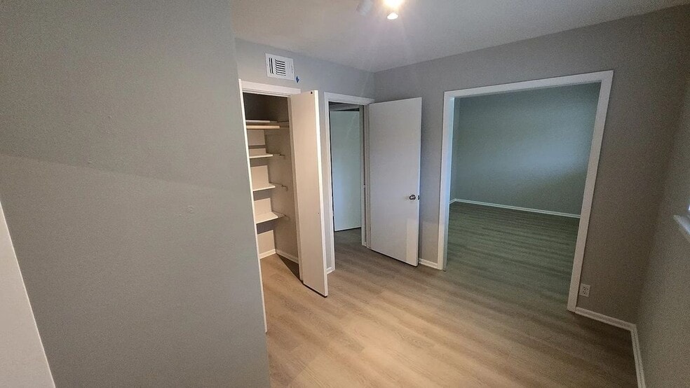 Building Photo - 105 W Silver Sands Dr