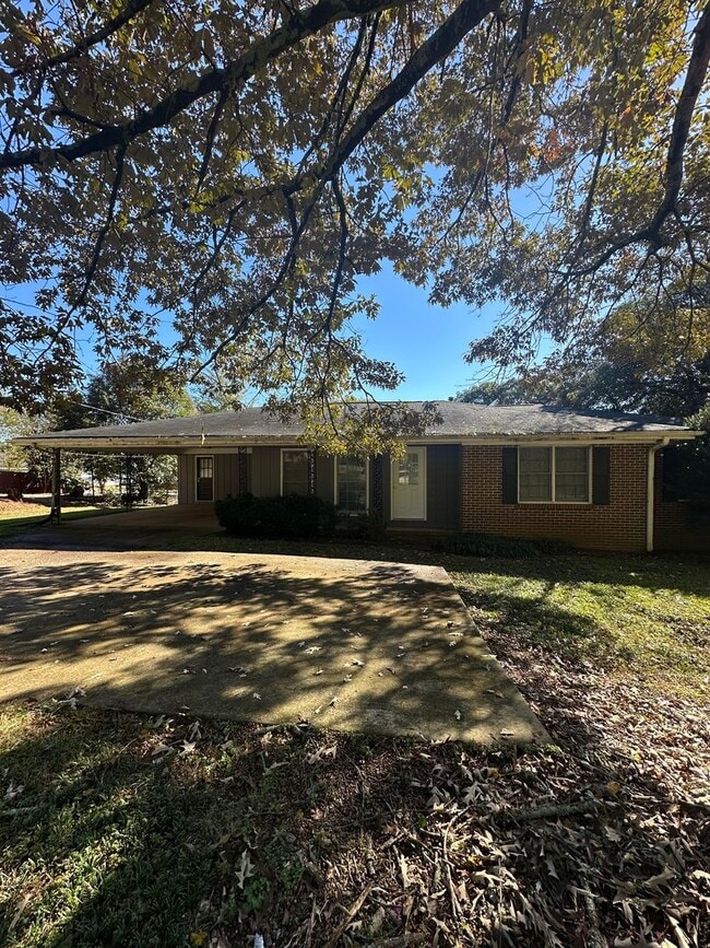 Building Photo - Move-in ready 3 bedroom, 2 bath brick home...