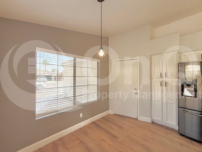 Building Photo - 1914 E Palomino Dr