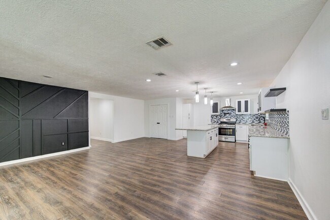 Building Photo - 5906 Hilary St