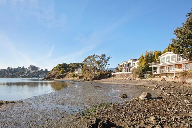 Building Photo - 386 Greenwood Beach Rd