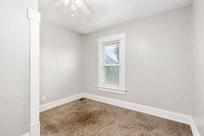 Building Photo - 24 E Blake Ave
