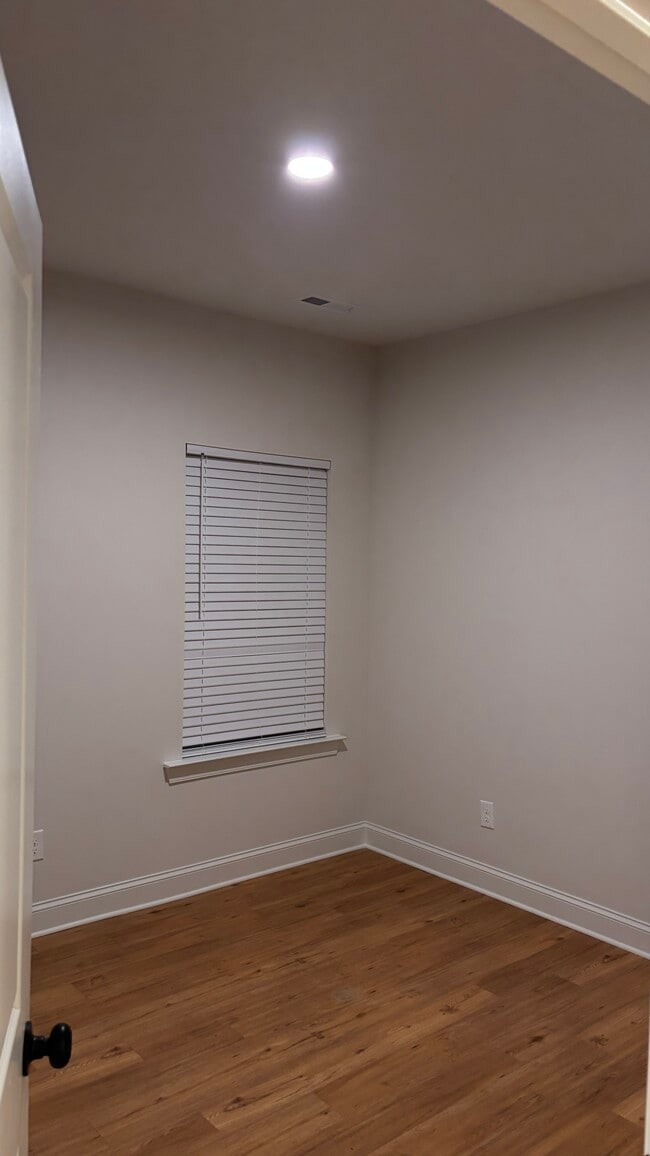 Building Photo - 4817 Victoria Ave