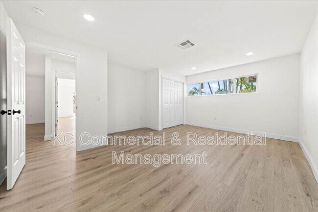 Building Photo - 484 Greenway Ave