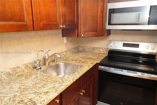 Building Photo - 2715 Tigertail Ave