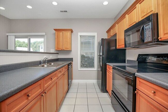 Building Photo - Charming 3BD/2.5BA Home in Crosswinds Community!