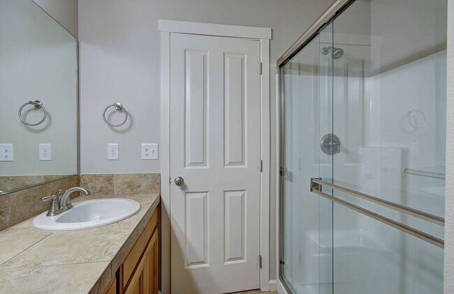 Building Photo - Charming 3 bd 2.5 ba Townhouse - Special! $500 OFF on December Move In!