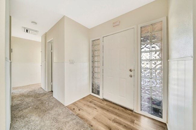 Building Photo - Stylish 4-Bed Mid-Century Home