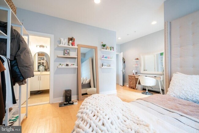 Building Photo - 623 N Bodine St