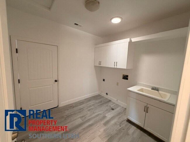 Building Photo - Legacy Townhome