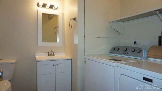 Building Photo - FOR RENT! | 2 bedroom Condo