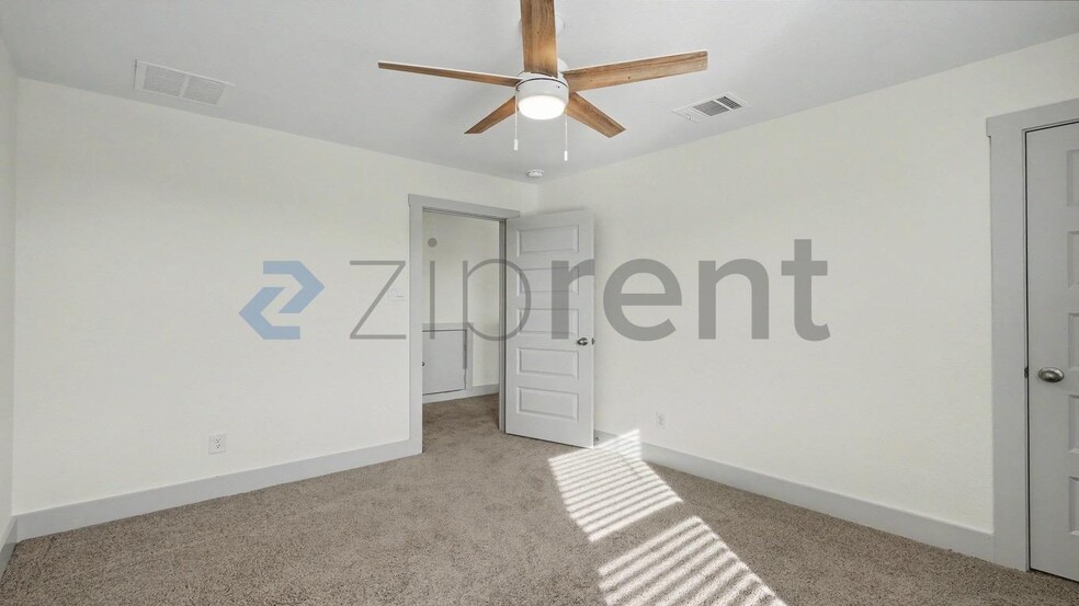Building Photo - Unit