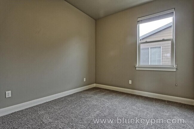 Building Photo - 45 Degree Central 4 bedrooms, 2.5 baths Wa...