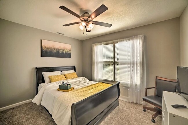 Building Photo - Pet Friendly Three Bedroom!