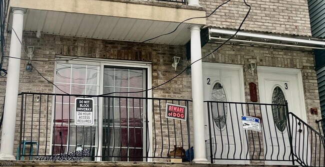 Building Photo - 710 27th St