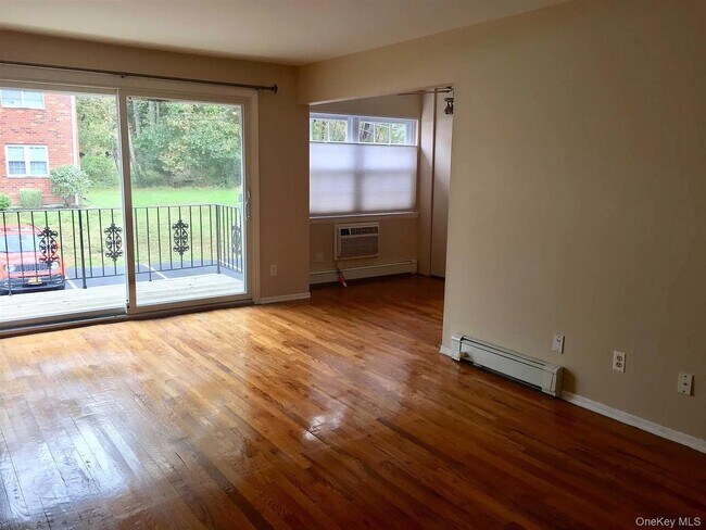 Building Photo - 8 Colonial Rd