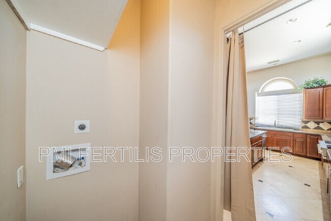 Building Photo - 17425 Cyrus Ln