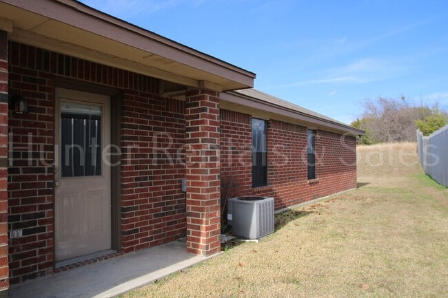 Building Photo - Quiet Area with No Backyard Neighbors