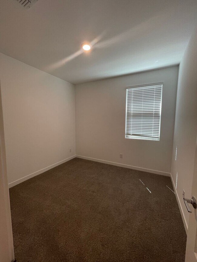 Building Photo - 9343 W Glenrosa Ave