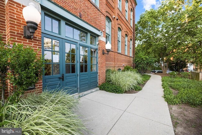 Building Photo - 725 5th St SE