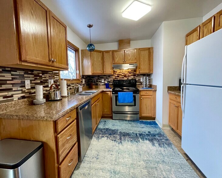 Kitchen - 1040 E 11th Ave