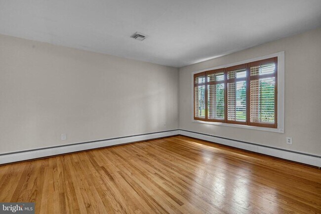 Building Photo - 8905 Valley Forge Dr