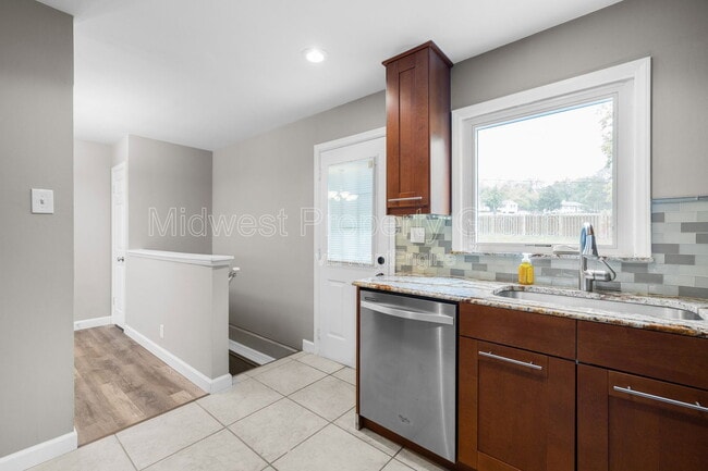 Building Photo - 438 Bush Dr