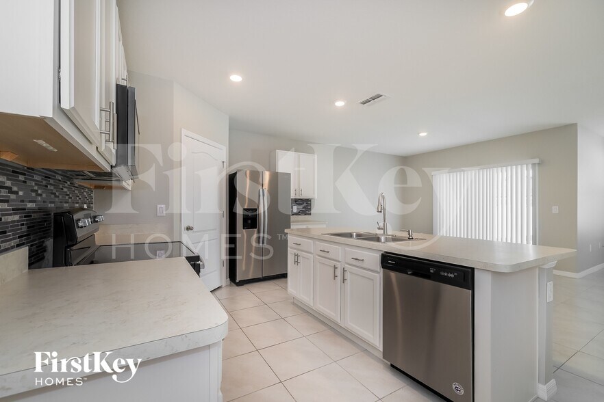 Building Photo - 709 Kindred Ln