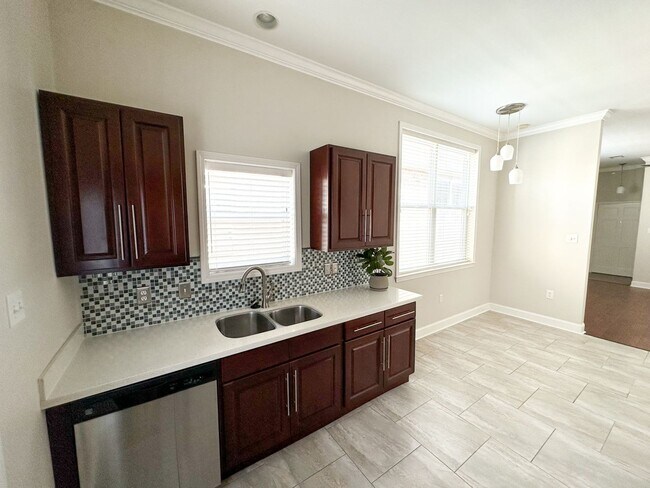 Building Photo - Uptown Rental: 2BR Duplex with Parking & Yard