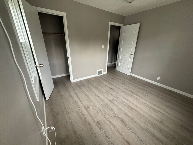 Building Photo - 4 Bed 2 Bath Home with Garage Near Swope PKWY Available NOW!