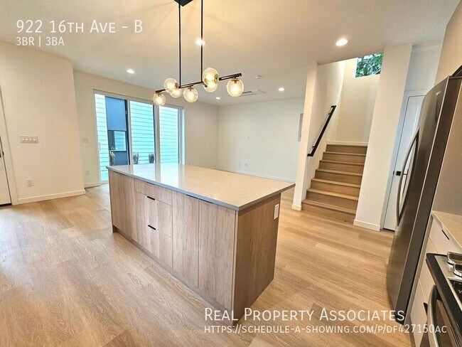 Building Photo - 922 16th Ave