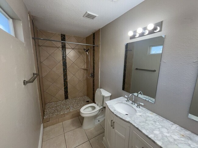 Building Photo - 709 Lisa Ln